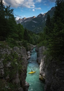 Kayaking on River Soca, Slovenia reka Soča kajak sportna fotografija slovenia Velika korita Bovec